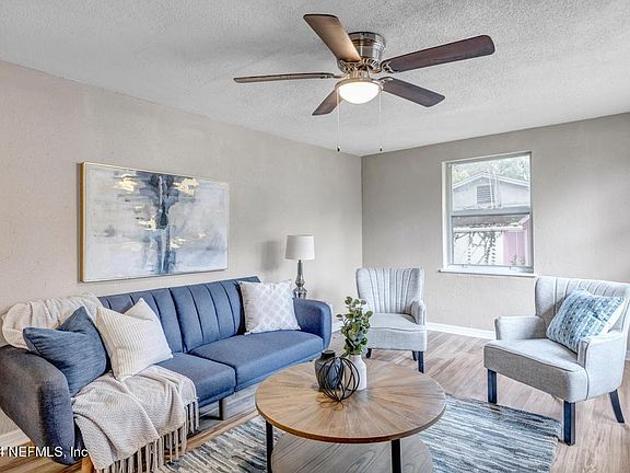 5th image of 212 PECAN Street