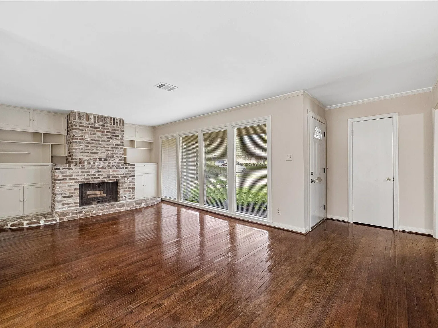 3 bed, 1.0 bath, 1363 sqft, $2,250 — Photo 2