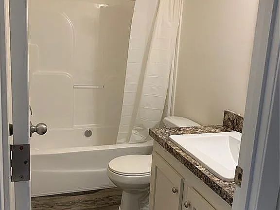 4th image of 3735 Oakwood Dr