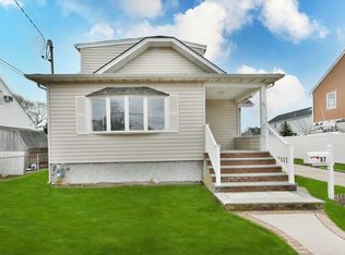 57 Palm St, Lindenhurst, NY 11757