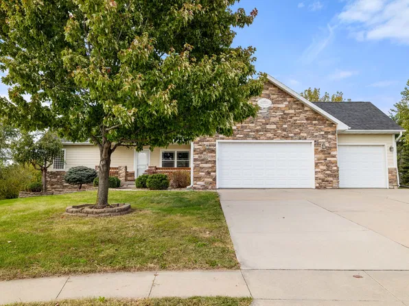 10435 Stonecrest Dr, Johnston, IA 50131