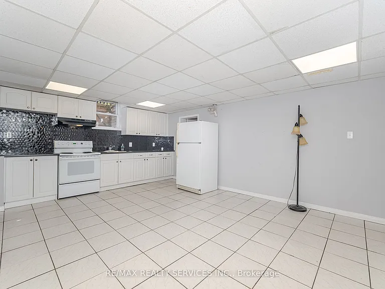 21 Beverley St #LOWER — Photo 10