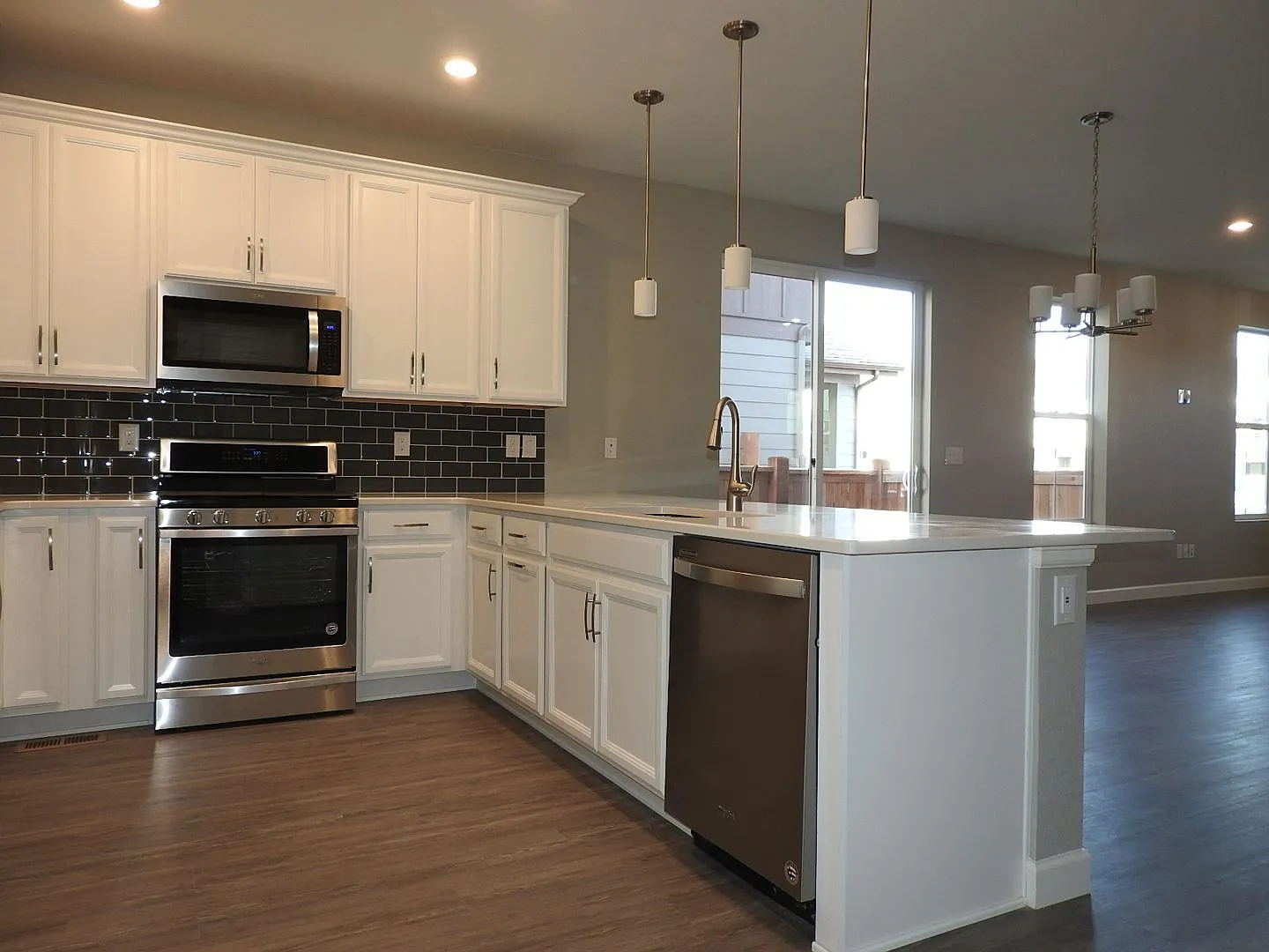3 bed, 2.5 bath, 1934 sqft, $2,995 — Photo 3