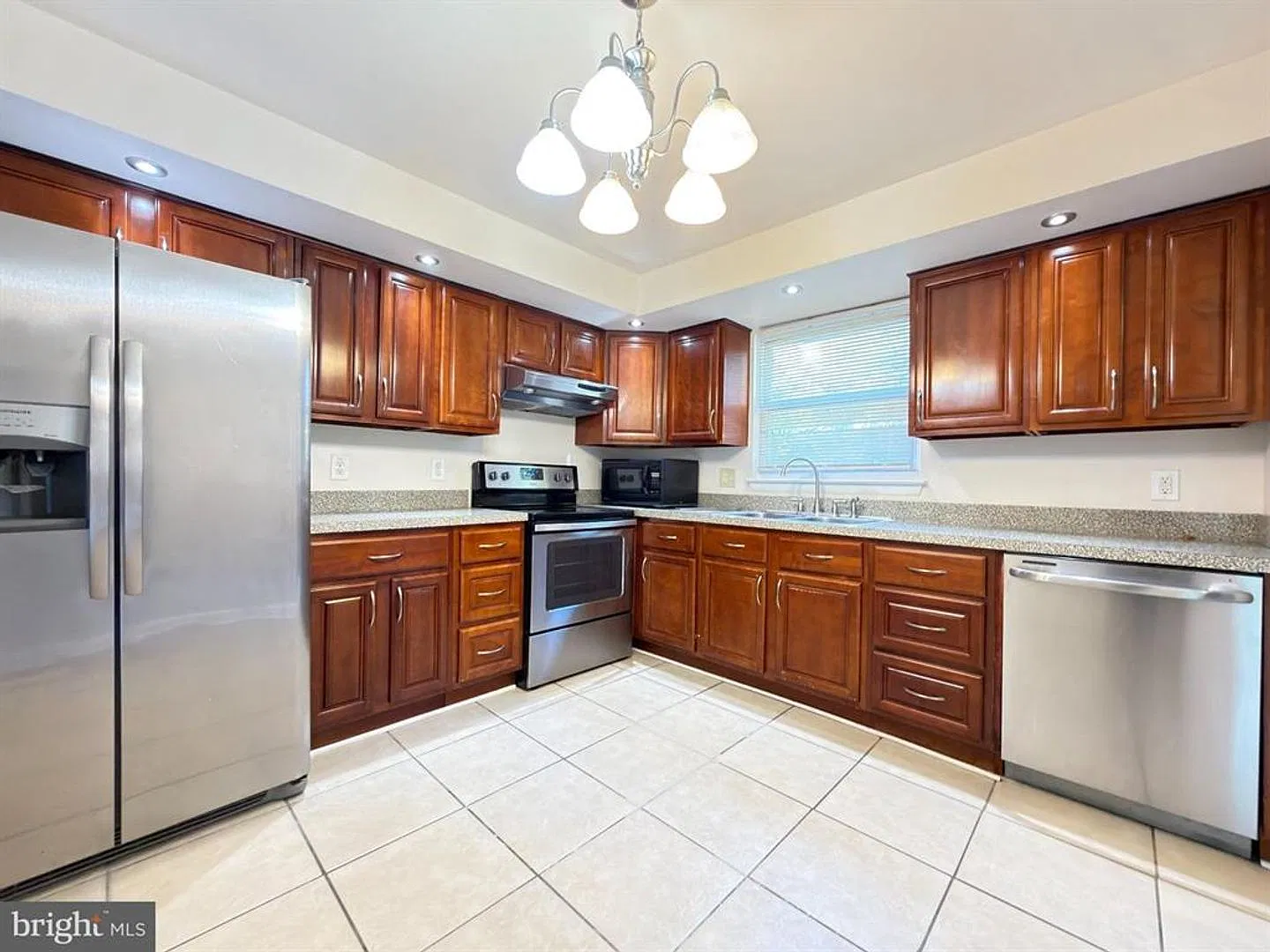 Gorgeous 3 bd 2/2bth Townhome for Rent in Queen Anne Village — Photo 2