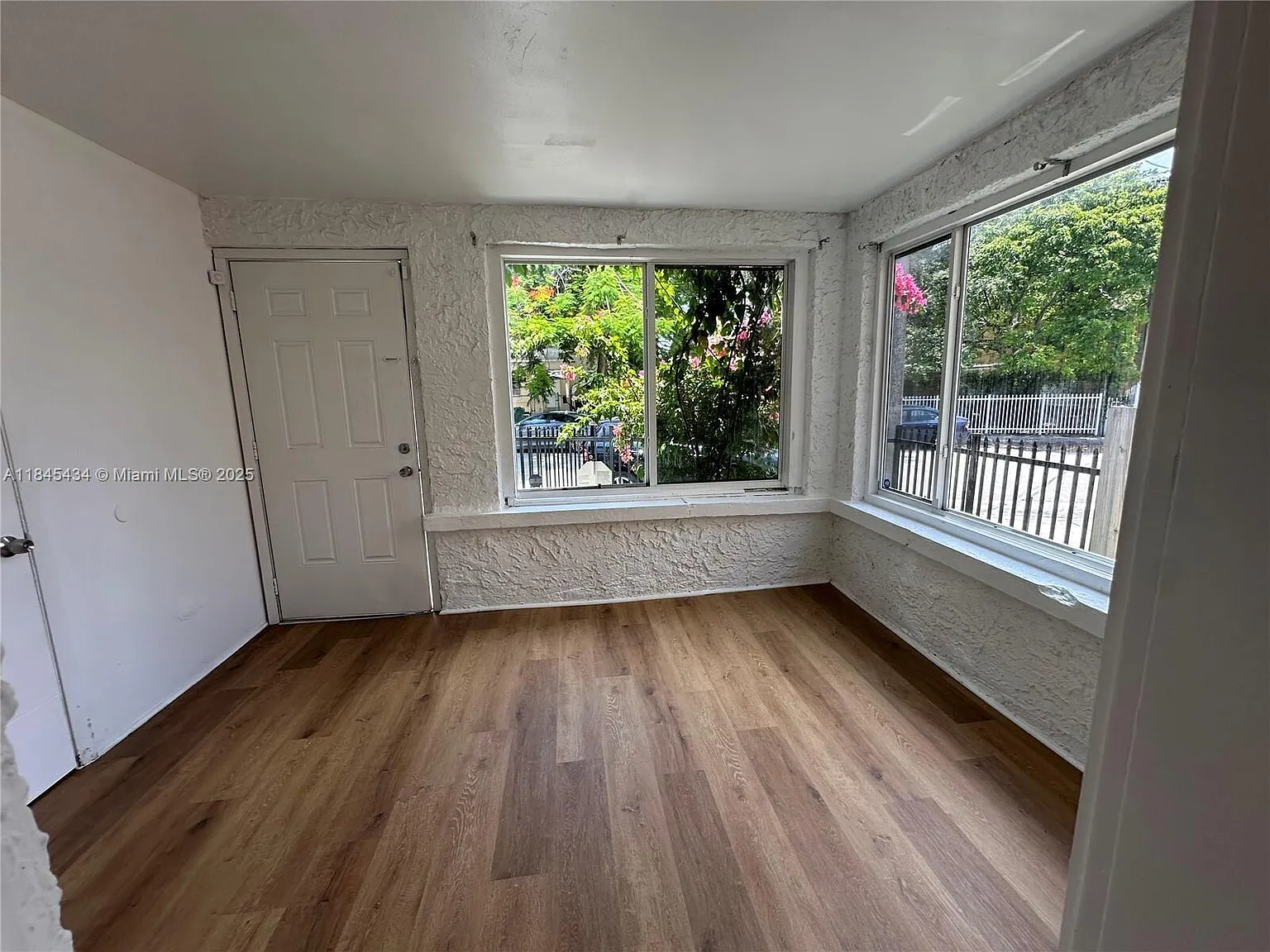 3 bed, 1.0 bath, 1332 sqft, $2,590 — Photo 3
