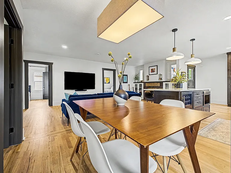 Dining room (Seating for 6 people)
