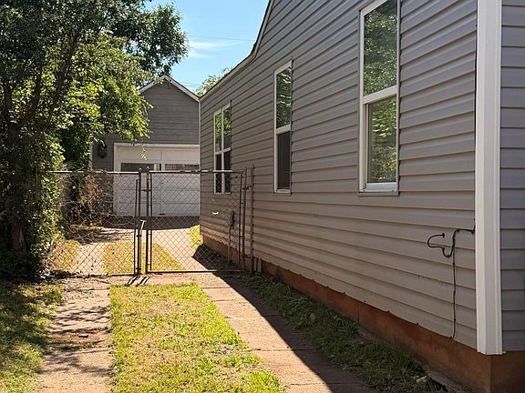 3rd image of 3003 Lawrence Rd