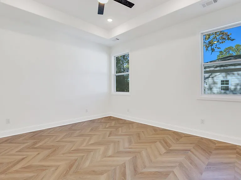 912 E Henry St — Photo 18