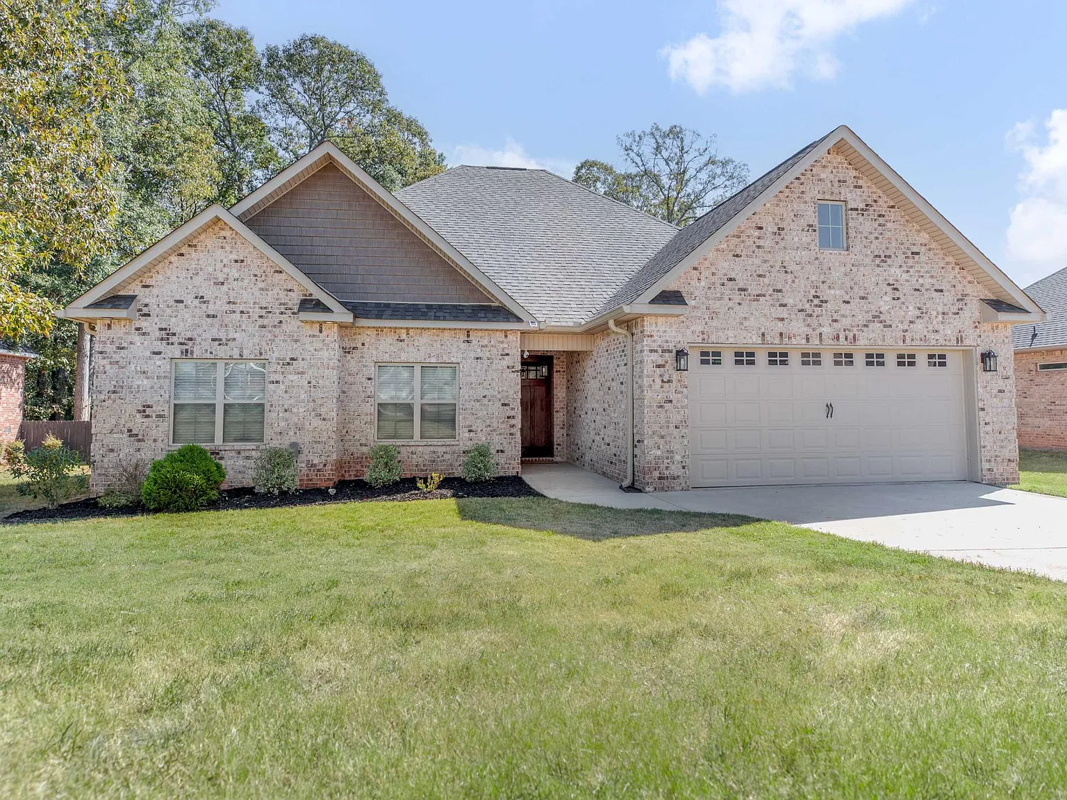 3 bed, 2.5 bath, 1920 sqft, $4,800 — Photo 2
