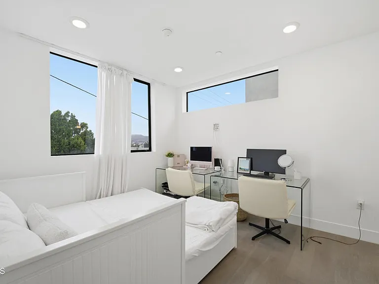 3226 W Robinson Ln — Photo 12