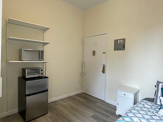 5th image of 201 W 95th St APT 503