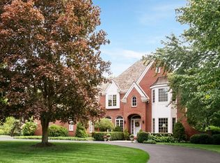 10404 N Pine Ridge Cir, Mequon, WI 53092