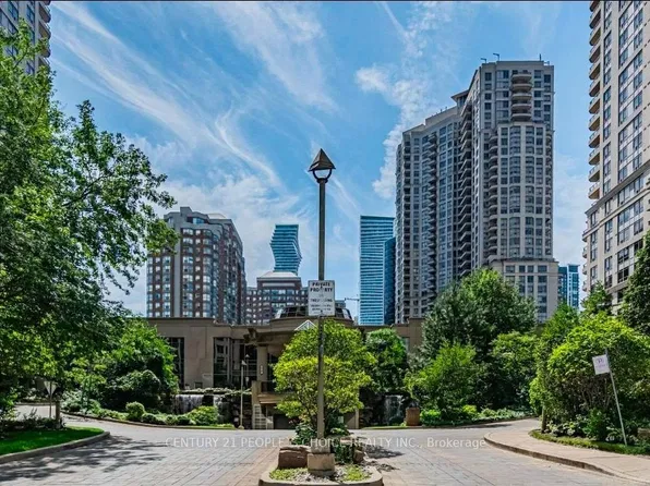 3888 Duke Of York Blvd #2425, Mississauga, ON L5B 4P5