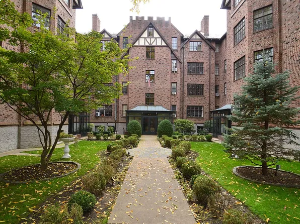 3830 Douglaston Pkwy APT E2, Douglaston, NY 11363