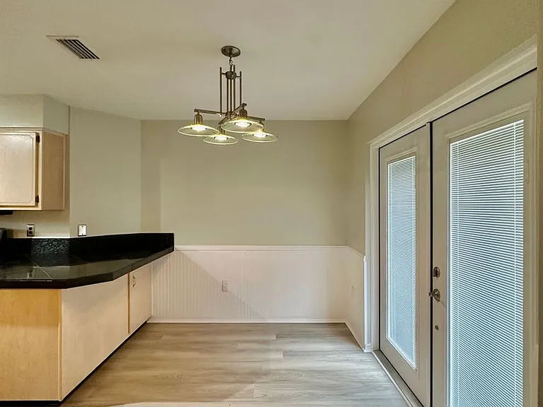 519 E Timberlake Dr — Photo 9