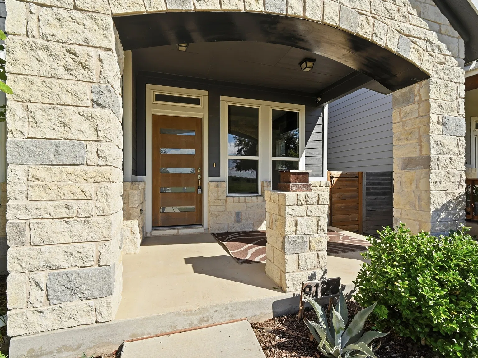 3 bed, 1888 sqft, $2,195 — Photo 3