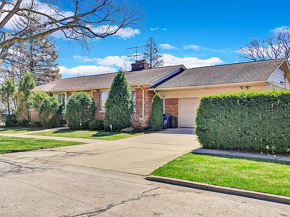 2nd image of 744 Robinhood Ln