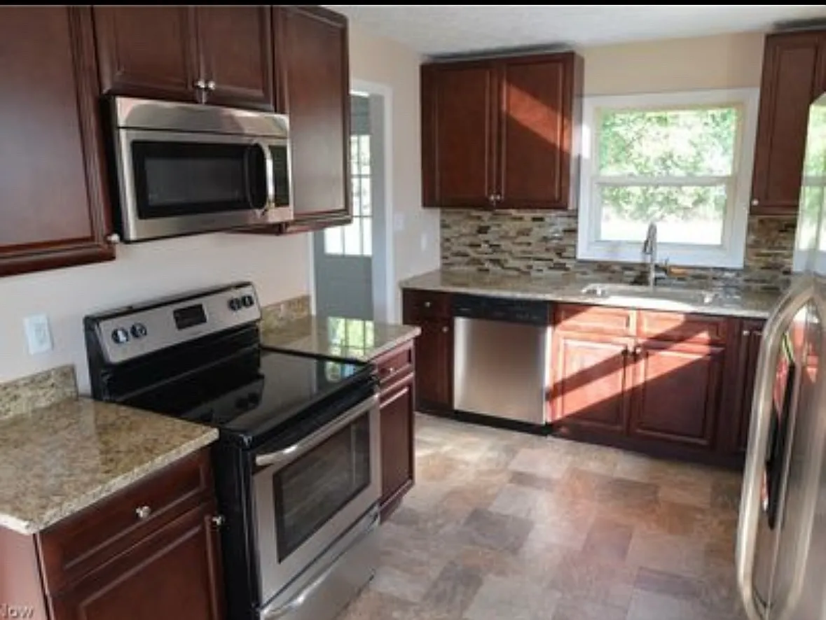 3 bed, 1075 sqft, $1,350 — Photo 4