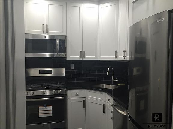 4th image of 421 E 50th St APT 4R