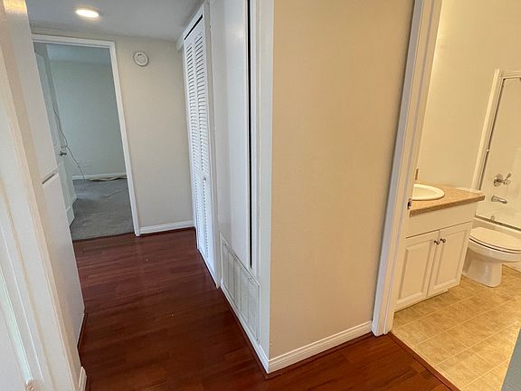 3rd image of 5500 Owensmouth Ave APT 211