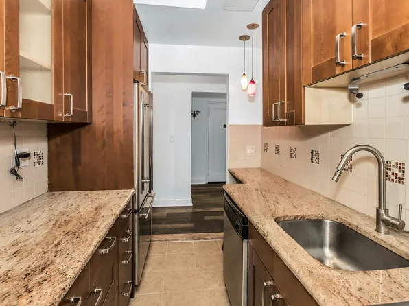 67-25 Clyde Street image 6 of 21