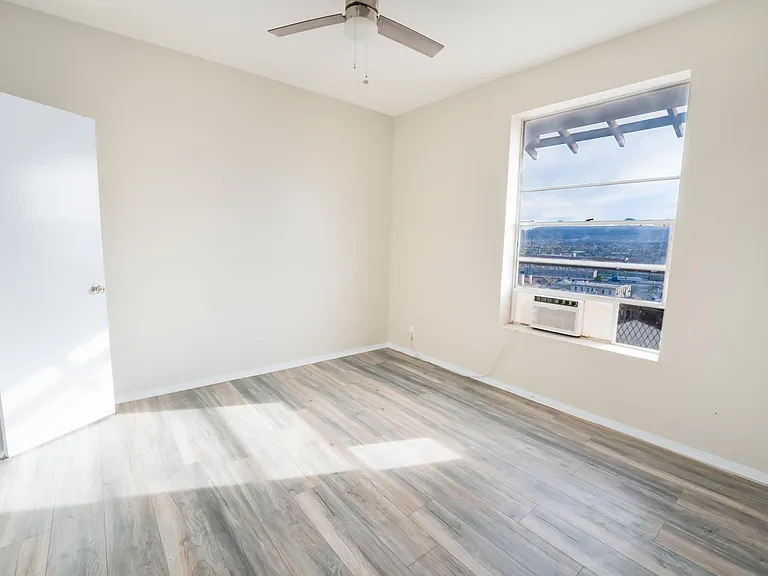 Sunset Heights - 712 Prospect St — Photo 17