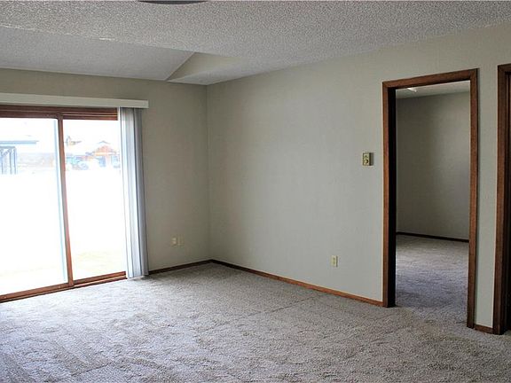 4th image of 3253 Banff Ave