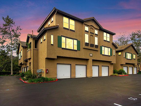 Great Neighborhood with association pool and spa