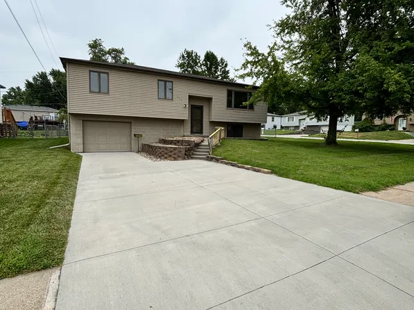 480 Valley Dr, Springfield, NE 68059