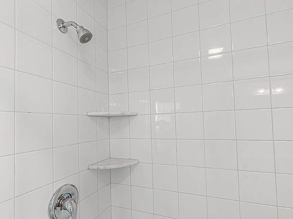 3rd image of 322 Valley View Cir