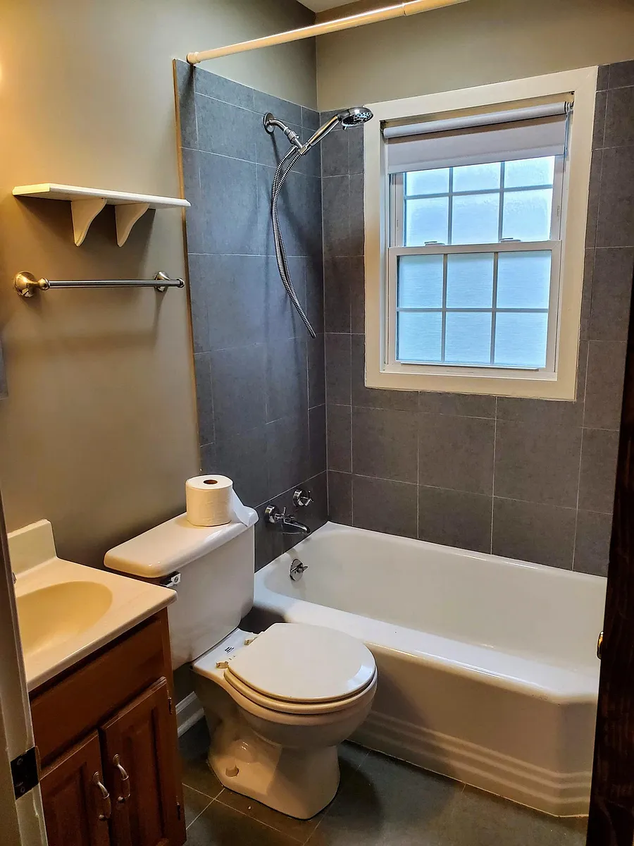 Bath - 502 Marquis Ave
