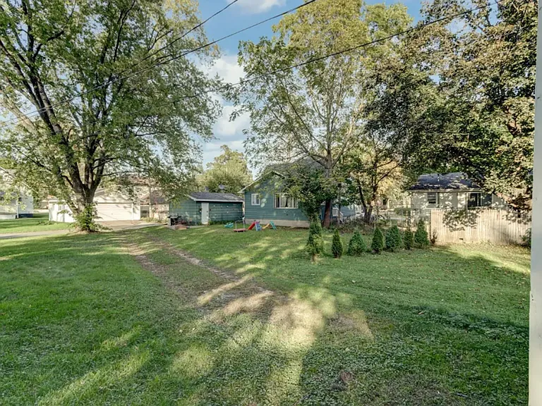 511 W Wisconsin St — Photo 38