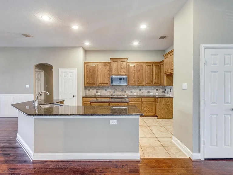 1241 Millers Creek Dr — Photo 5