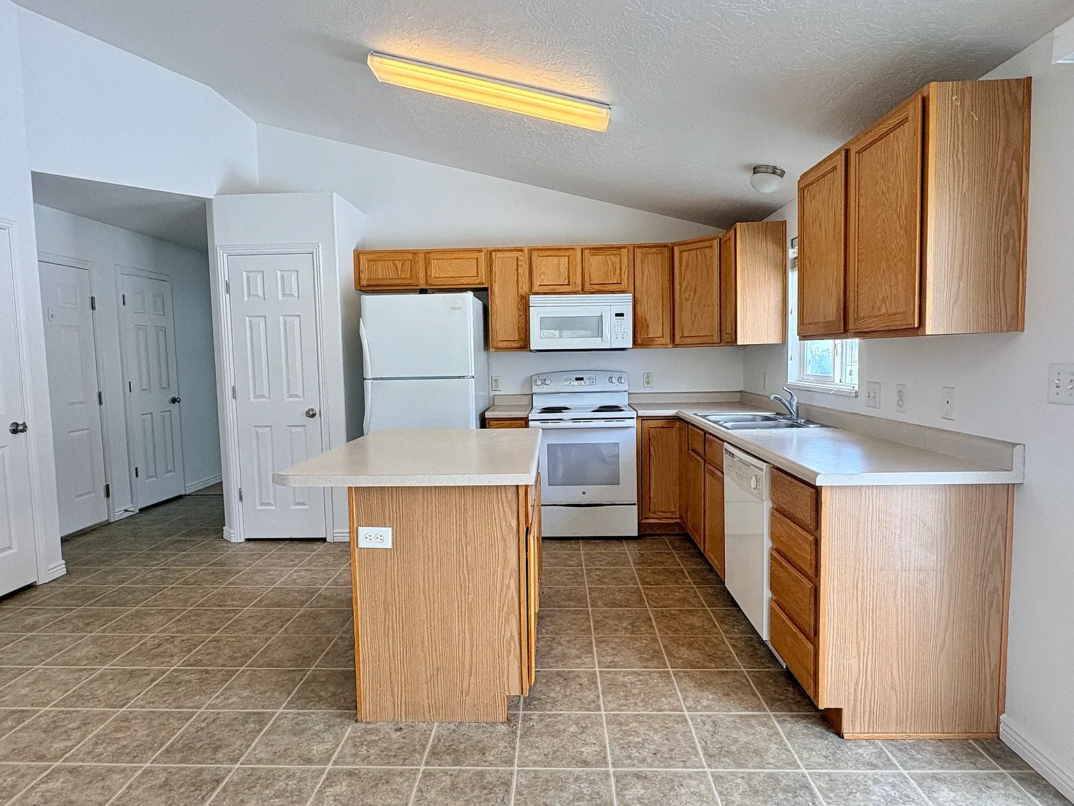 3 bed, 2452 sqft, $2,100 — Photo 2