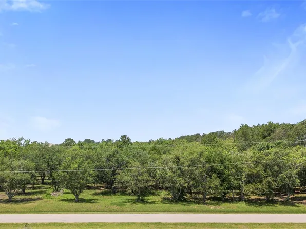 4427 W Bayshore Rd, Anahuac, TX 77514