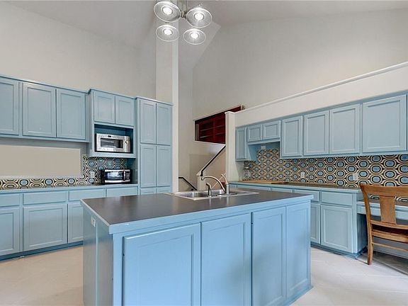 5th image of 202 S Lowell Ln