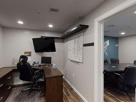 4th image of 2615 N Sparkman Blvd