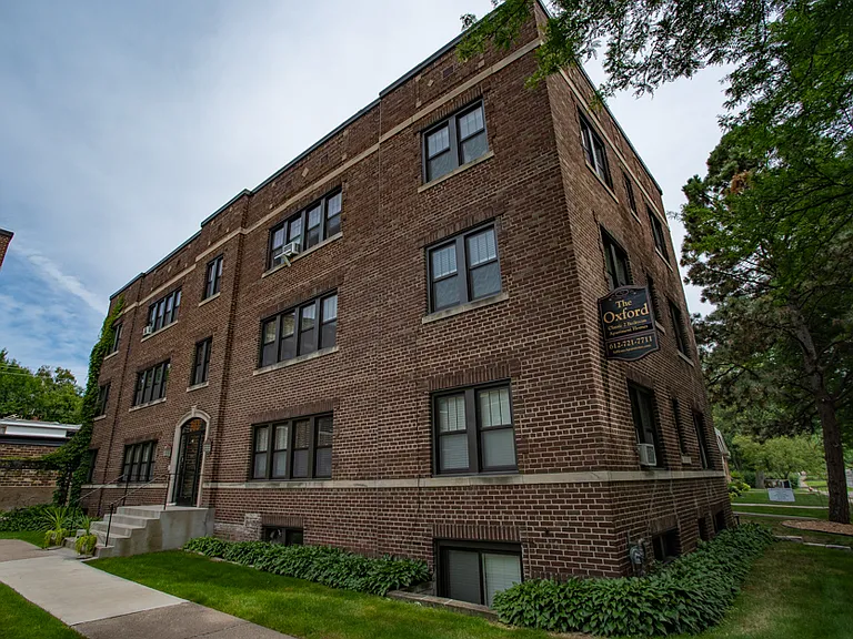 Oxford Apartments — Photo 1