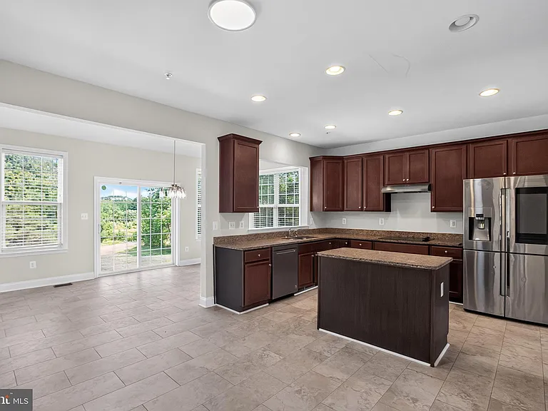 6816 Barlowe Ct — Photo 10