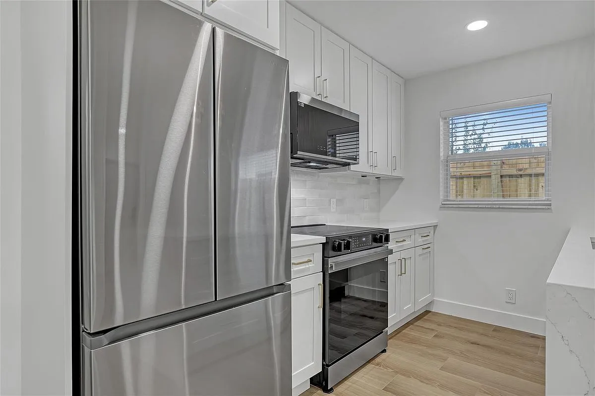 2 bed, 1.0 bath, 865 sqft, $2,500 — Photo 3