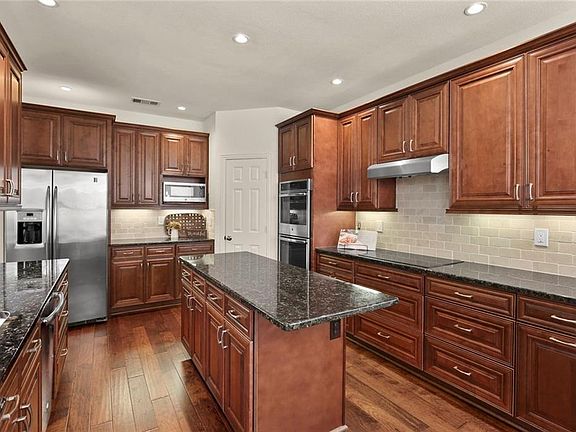 5th image of 2308 Macon Dr
