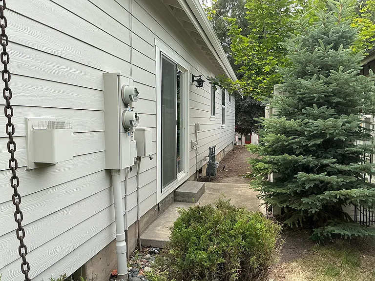 2302 NE Mary Rose Pl #2 — Photo 2