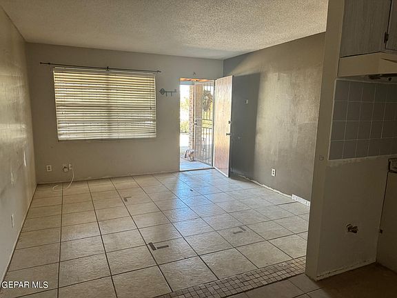 4th image of 517 Medina St