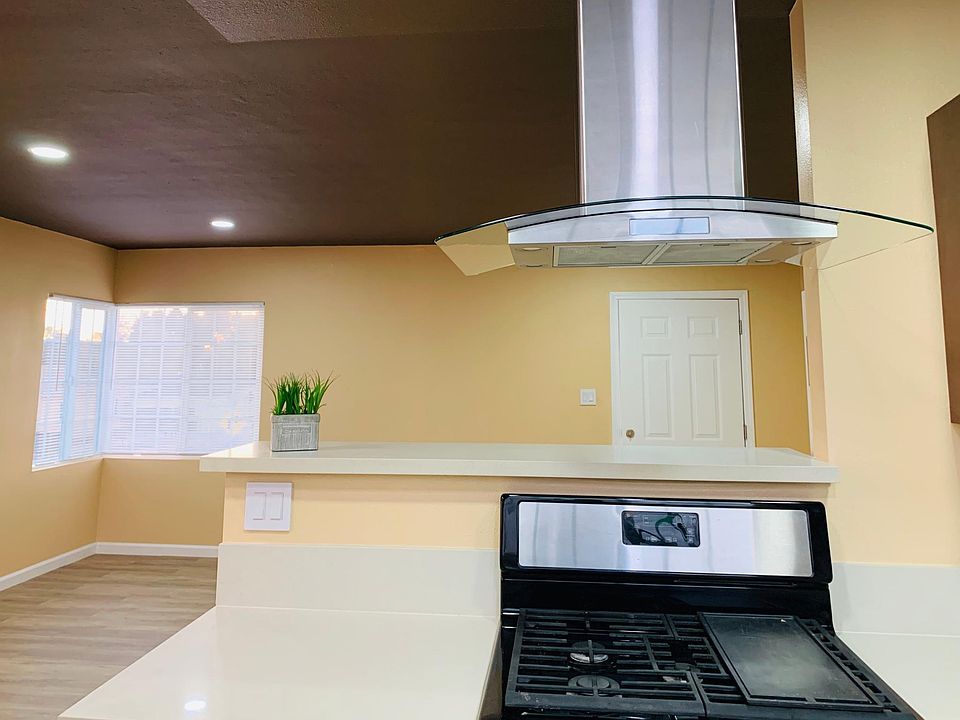 Entrance/ kitchen / gas stove