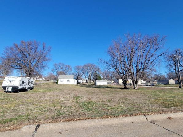 1213-1221 9th St, Auburn, NE 68305