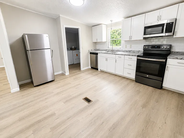 3120 Powell Dr — Photo 2