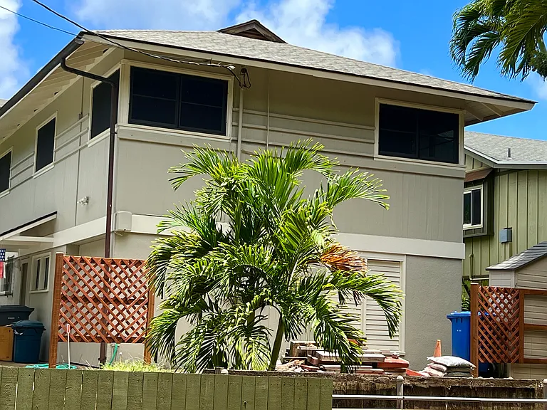 upstairs three bedroom 1.5 bath house