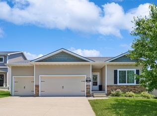 1215 Blue Bonnet Dr, Carlisle, IA 50047