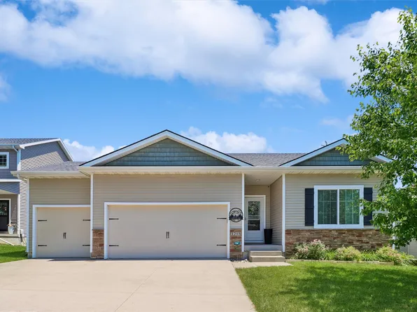 1215 Blue Bonnet Dr, Carlisle, IA 50047