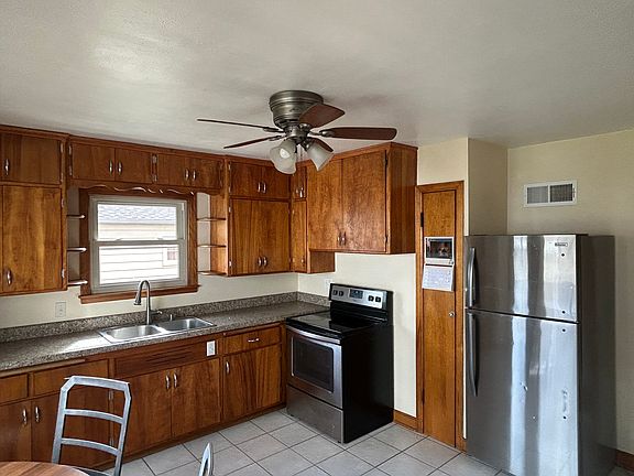 3rd image of 3421 E Van Norman Ave